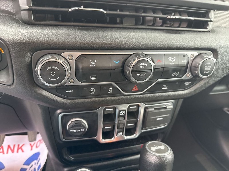 Jeep Wrangler Vehicle Full-screen Gallery Image 25