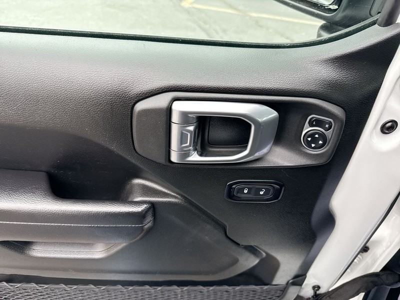 Jeep Wrangler Vehicle Full-screen Gallery Image 29