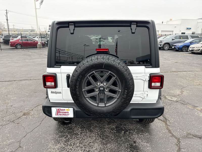 Jeep Wrangler Vehicle Full-screen Gallery Image 32