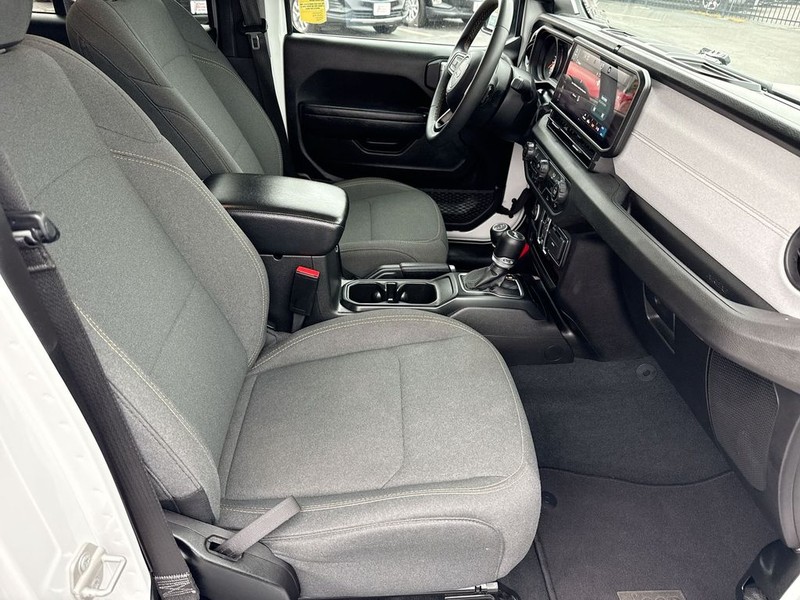 Jeep Wrangler Vehicle Full-screen Gallery Image 34