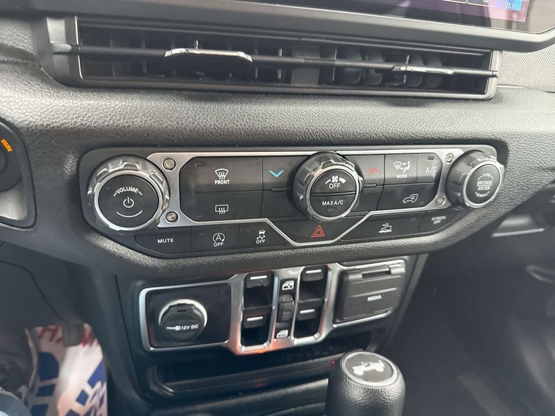 Jeep Wrangler Vehicle Full-screen Gallery Image 41