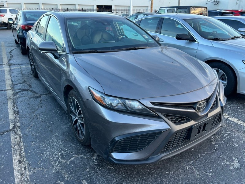 Toyota Camry Vehicle Full-screen Gallery Image 3