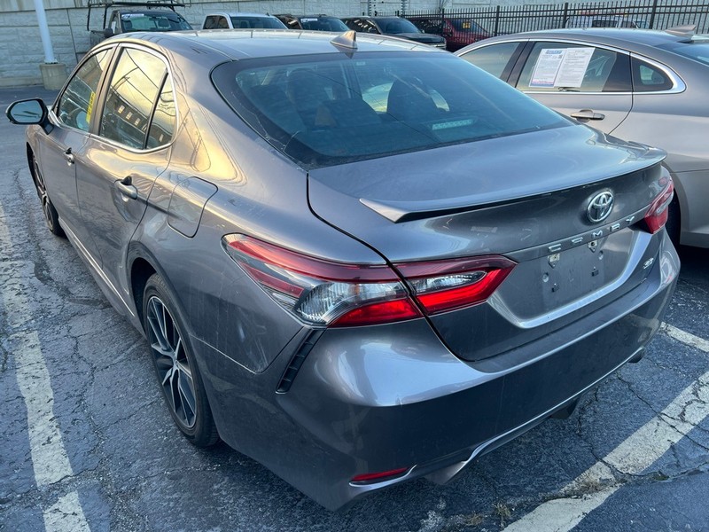 Toyota Camry Vehicle Full-screen Gallery Image 4