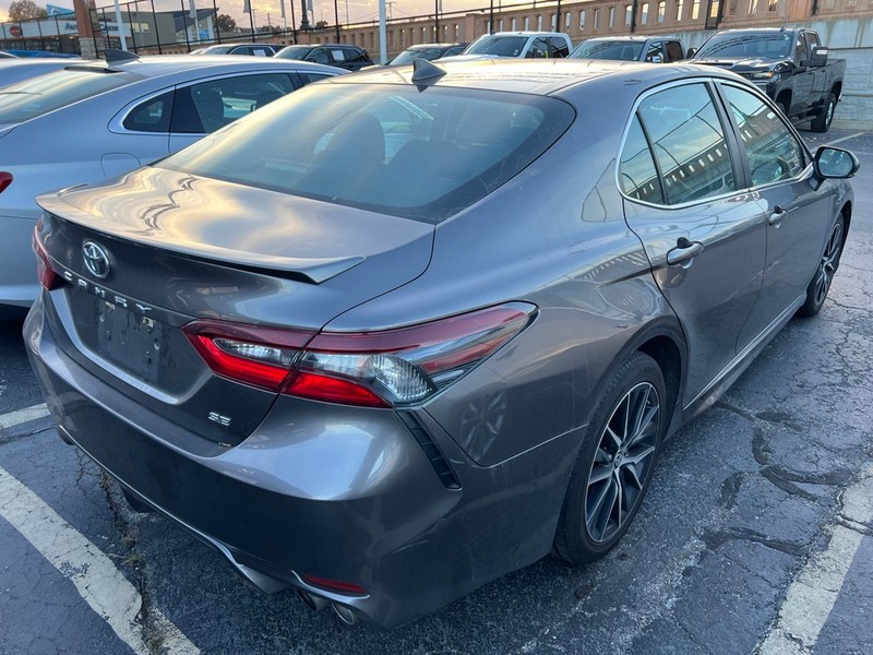 Toyota Camry Vehicle Full-screen Gallery Image 6