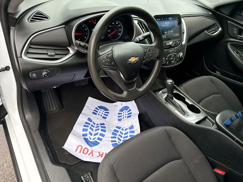 Chevrolet Malibu Vehicle Full-screen Gallery Image 14