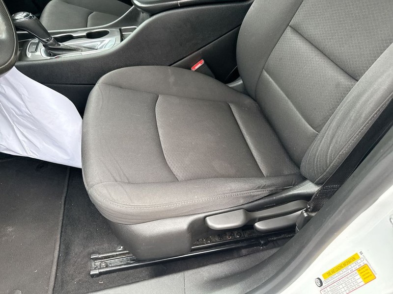 Chevrolet Malibu Vehicle Full-screen Gallery Image 23