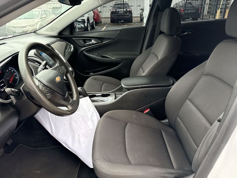 Chevrolet Malibu Vehicle Full-screen Gallery Image 24