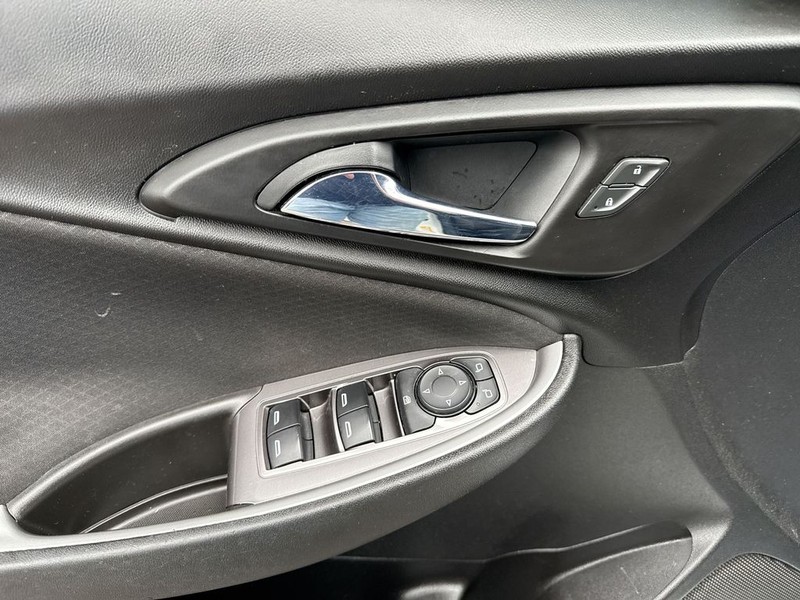 Chevrolet Malibu Vehicle Full-screen Gallery Image 26