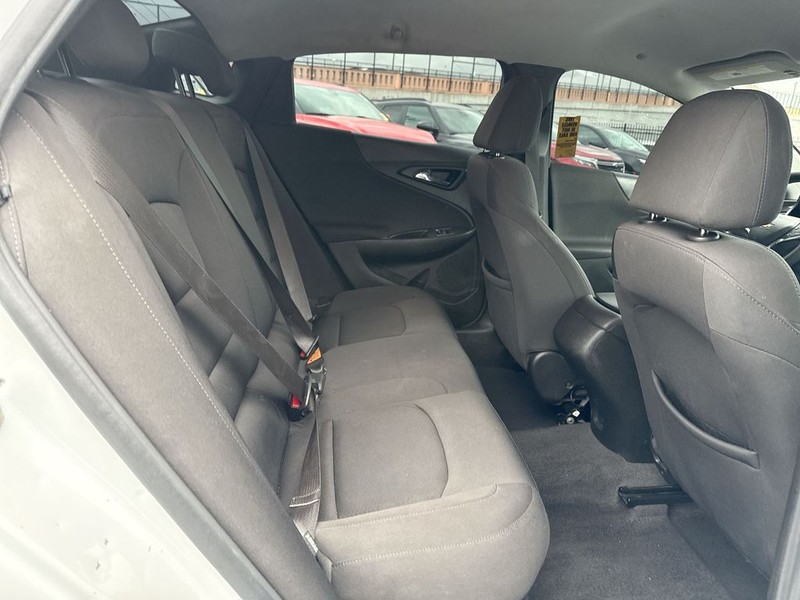 Chevrolet Malibu Vehicle Full-screen Gallery Image 29