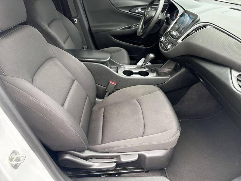 Chevrolet Malibu Vehicle Full-screen Gallery Image 30