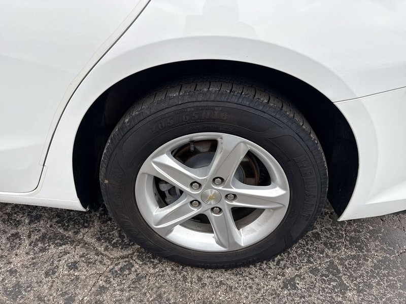 Chevrolet Malibu Vehicle Full-screen Gallery Image 35