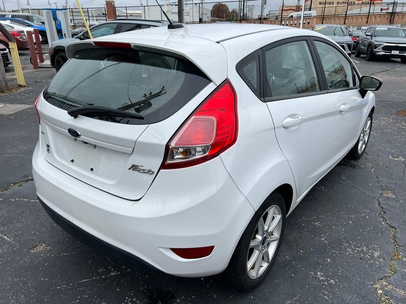 Ford Fiesta Vehicle Full-screen Gallery Image 6