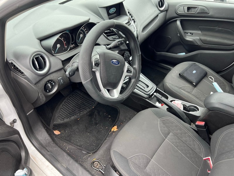 Ford Fiesta Vehicle Full-screen Gallery Image 7