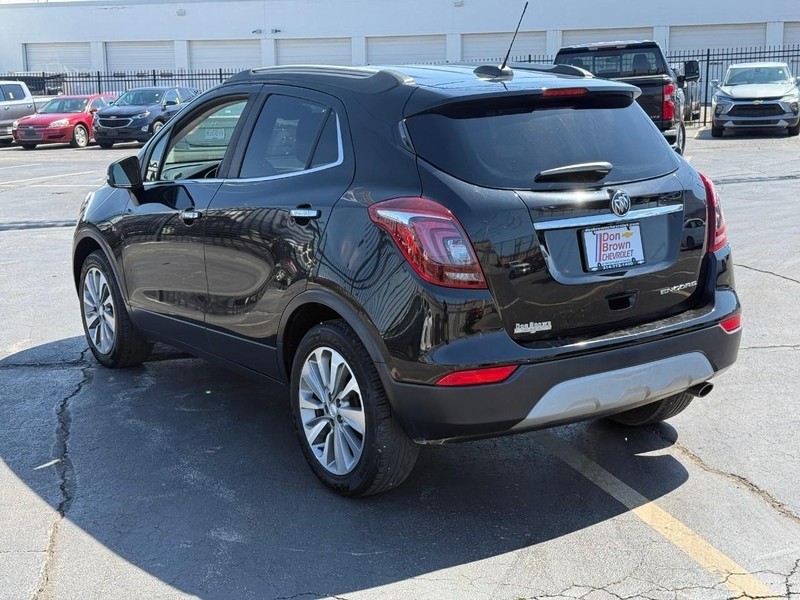 Buick Encore Vehicle Full-screen Gallery Image 06