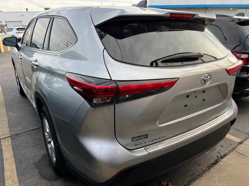 Toyota Highlander Vehicle Full-screen Gallery Image 4