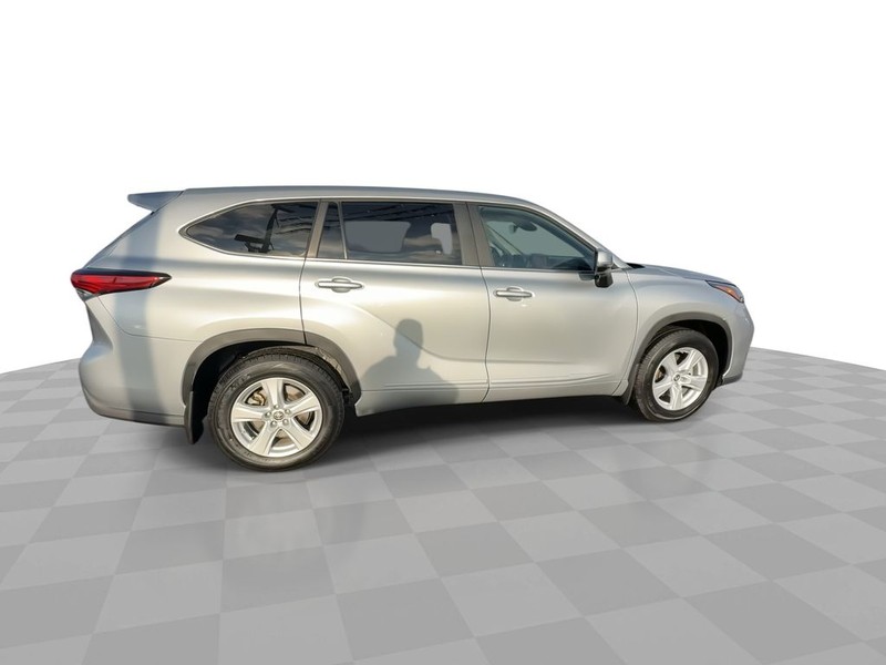 Toyota Highlander Vehicle Full-screen Gallery Image 14