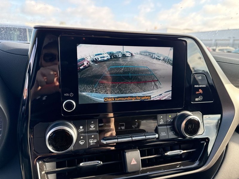 Toyota Highlander Vehicle Full-screen Gallery Image 21