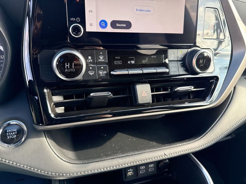 Toyota Highlander Vehicle Full-screen Gallery Image 24