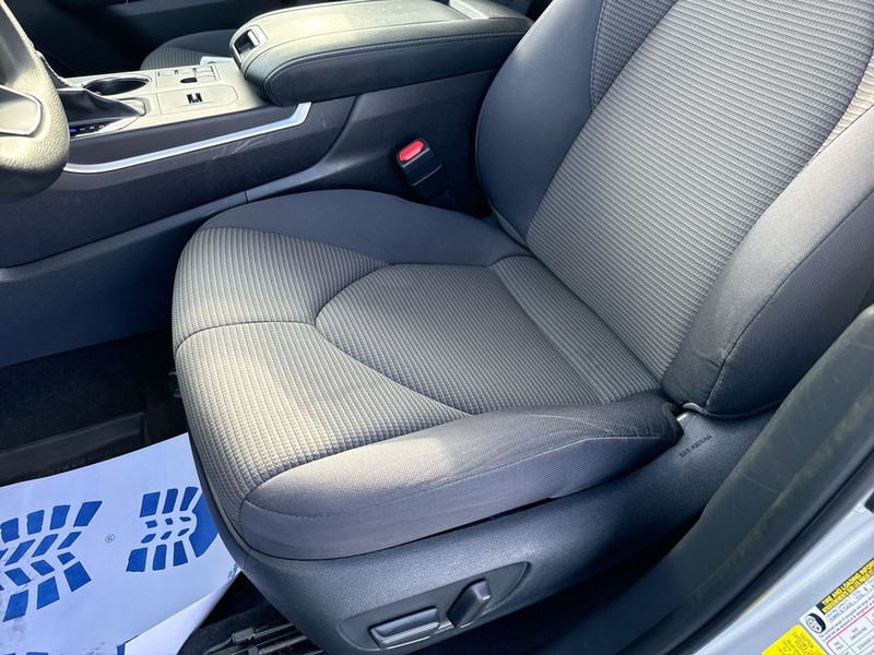 Toyota Highlander Vehicle Full-screen Gallery Image 26