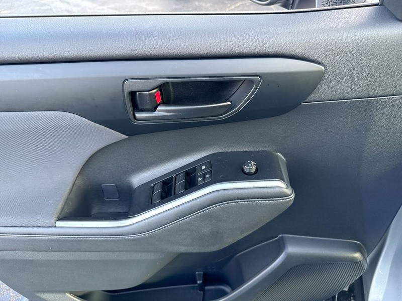 Toyota Highlander Vehicle Full-screen Gallery Image 28