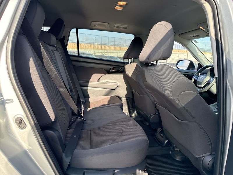 Toyota Highlander Vehicle Full-screen Gallery Image 32