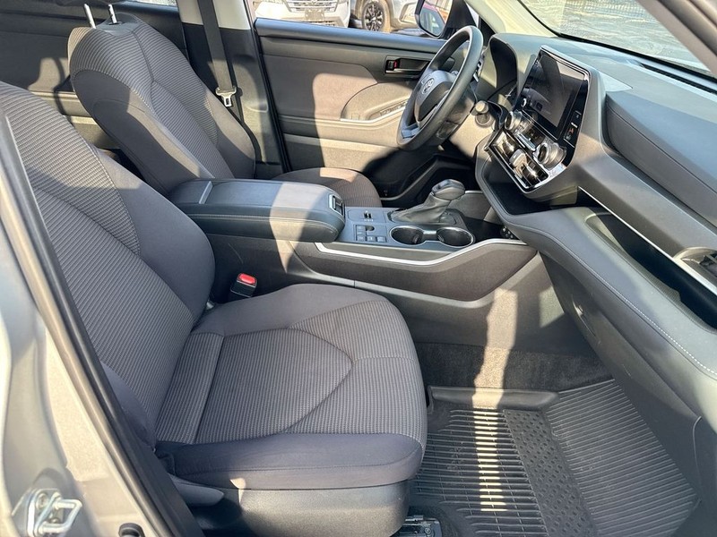 Toyota Highlander Vehicle Full-screen Gallery Image 33