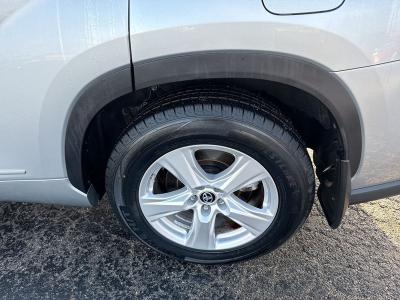 Toyota Highlander Vehicle Full-screen Gallery Image 38