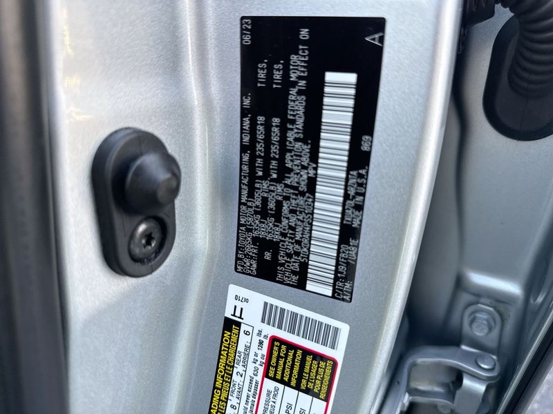 Toyota Highlander Vehicle Full-screen Gallery Image 39