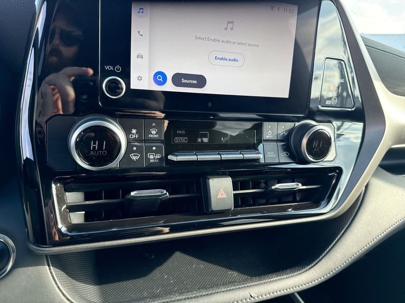 Toyota Highlander Vehicle Full-screen Gallery Image 40