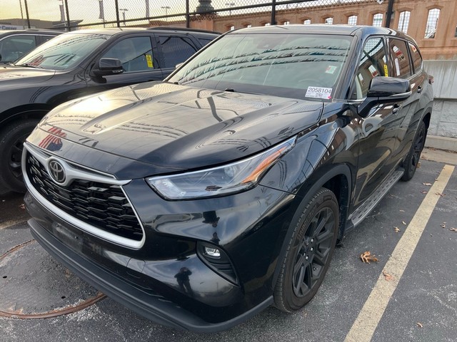 2022 Toyota Highlander LE's photo
