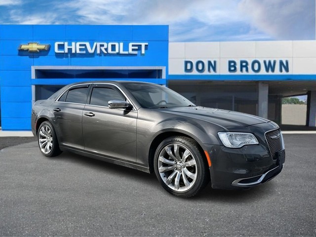 2018 Chrysler 300 Touring's photo