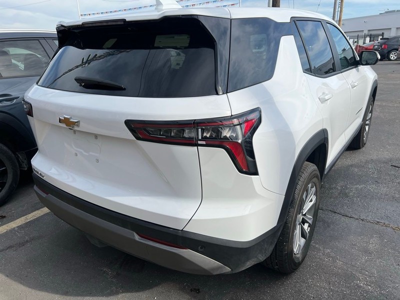 Chevrolet Equinox Vehicle Full-screen Gallery Image 6