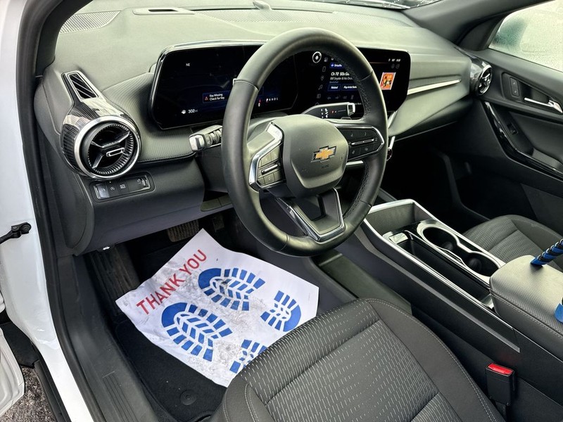 Chevrolet Equinox Vehicle Full-screen Gallery Image 12