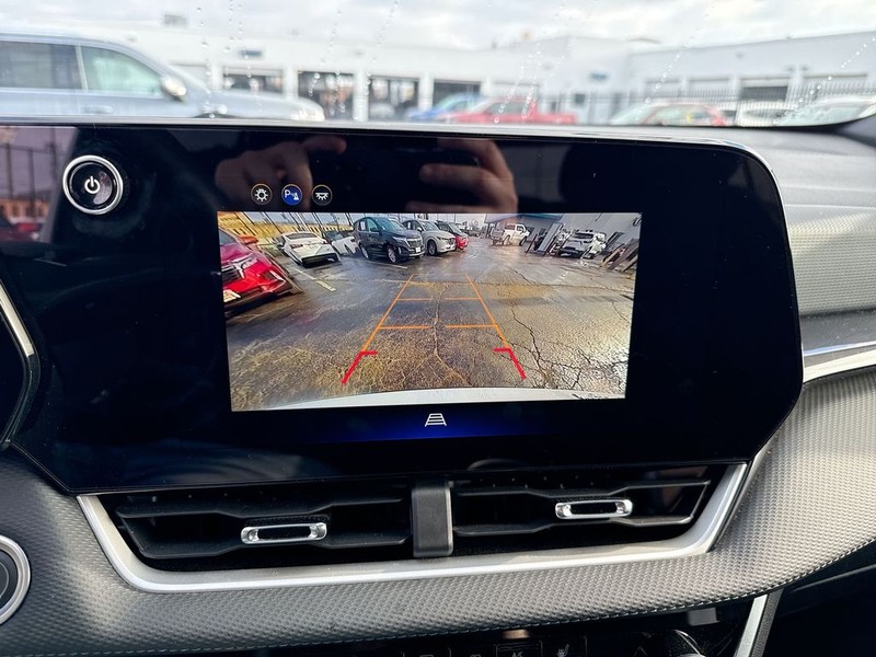 Chevrolet Equinox Vehicle Full-screen Gallery Image 17