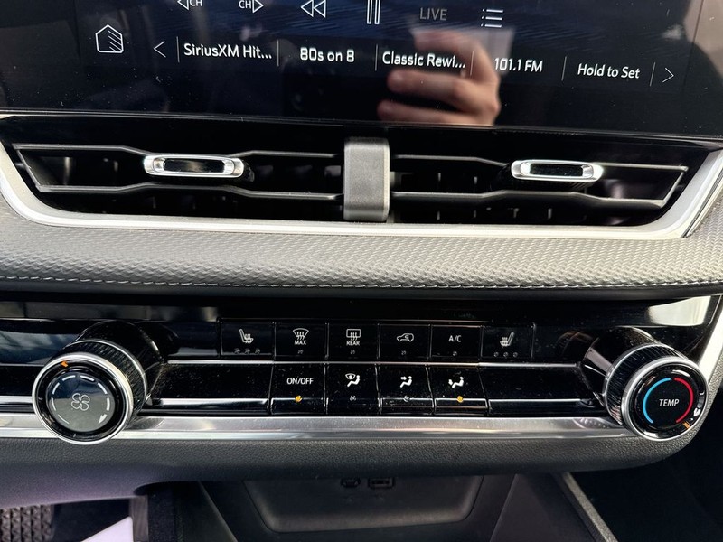 Chevrolet Equinox Vehicle Full-screen Gallery Image 20