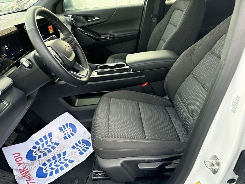 Chevrolet Equinox Vehicle Full-screen Gallery Image 22