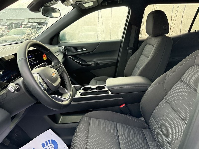 Chevrolet Equinox Vehicle Full-screen Gallery Image 23