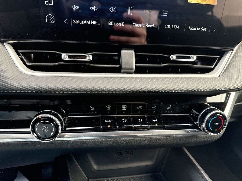 Chevrolet Equinox Vehicle Full-screen Gallery Image 36