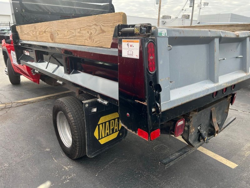 GMC Sierra 3500HD CC Vehicle Full-screen Gallery Image 4