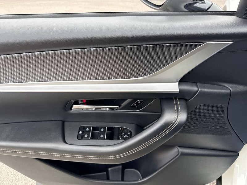 Mazda CX-90 Vehicle Full-screen Gallery Image 29