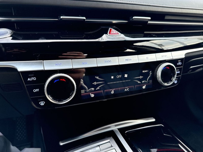 Genesis G80 Vehicle Full-screen Gallery Image 24