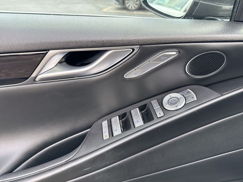 Genesis G80 Vehicle Full-screen Gallery Image 29