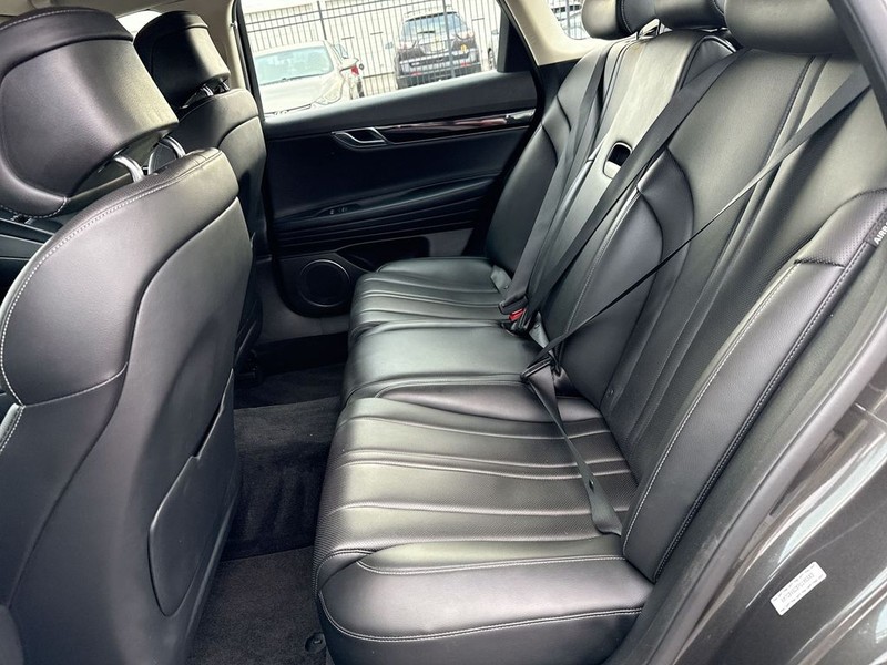 Genesis G80 Vehicle Full-screen Gallery Image 30
