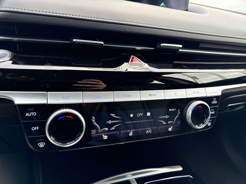 Genesis G80 Vehicle Full-screen Gallery Image 40