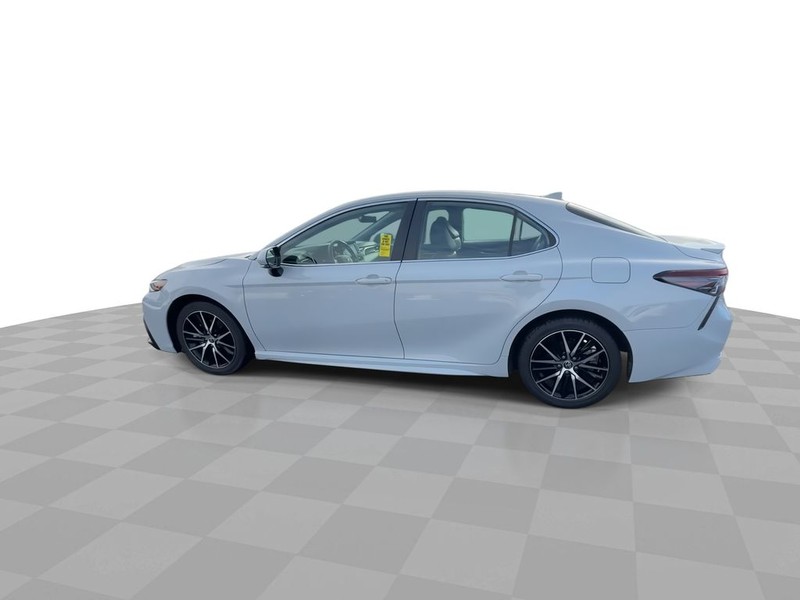 Toyota Camry Vehicle Full-screen Gallery Image 7