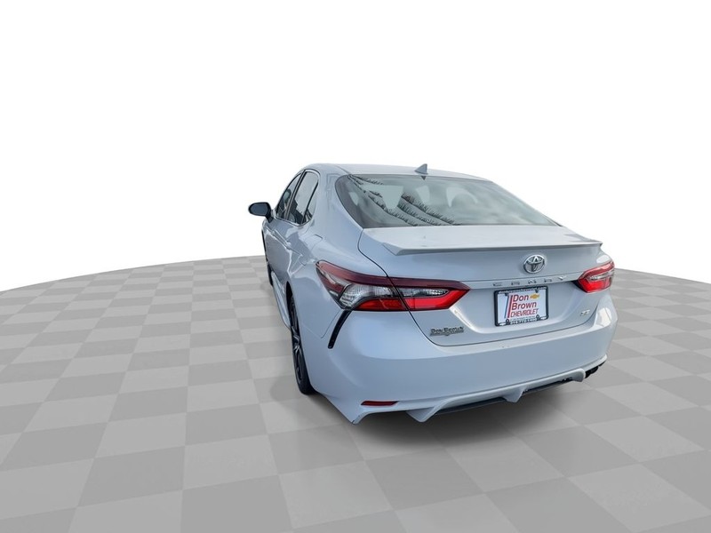 Toyota Camry Vehicle Full-screen Gallery Image 10