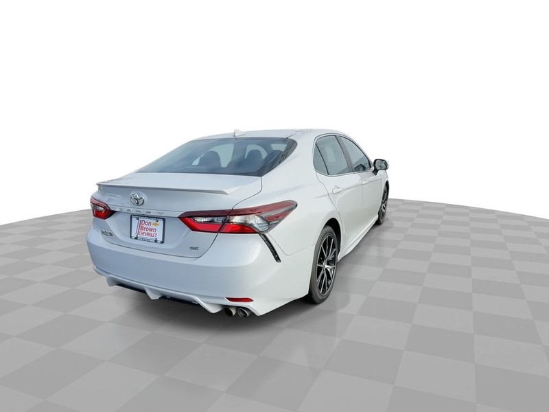 Toyota Camry Vehicle Full-screen Gallery Image 11