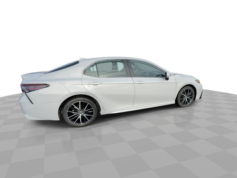 Toyota Camry Vehicle Full-screen Gallery Image 13