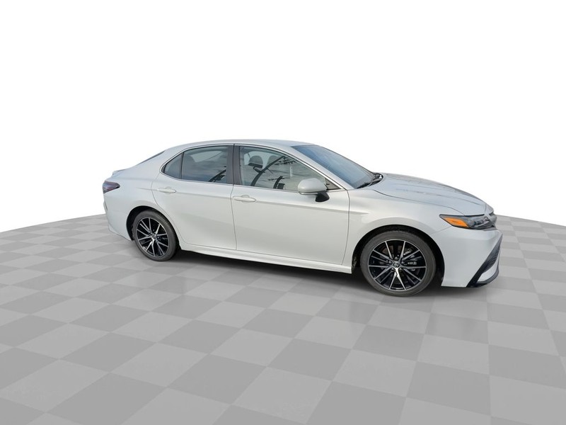 Toyota Camry Vehicle Full-screen Gallery Image 14