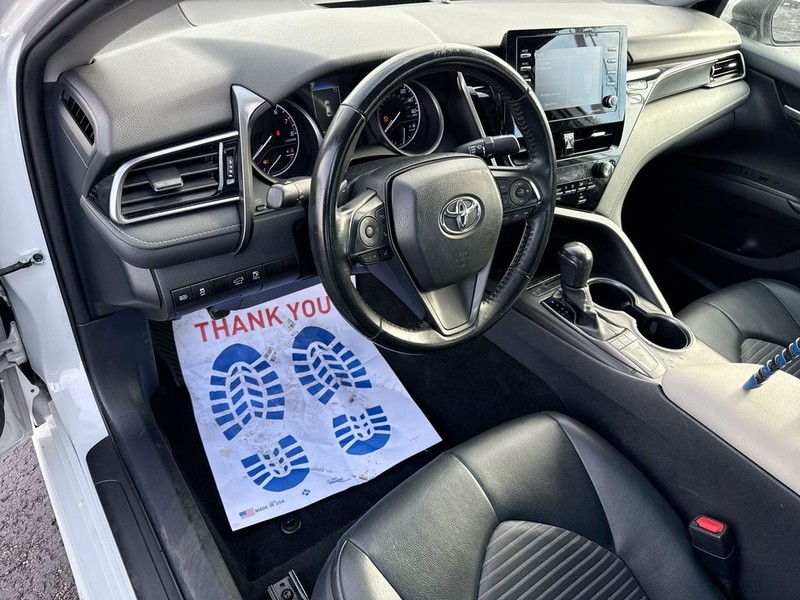 Toyota Camry Vehicle Full-screen Gallery Image 17